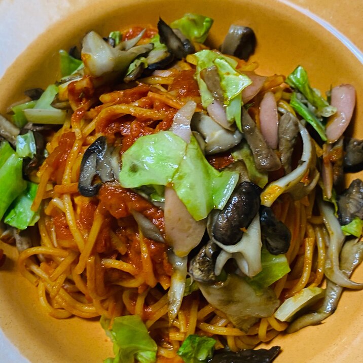 きのこと魚肉ソーセージのトマトパスタ